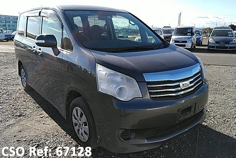 Toyota / Noah 2013