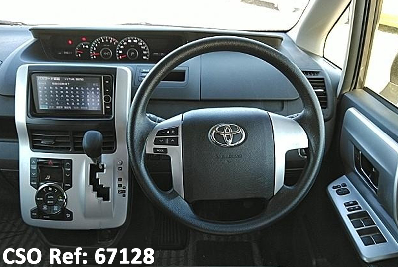 Toyota Voxy 67128