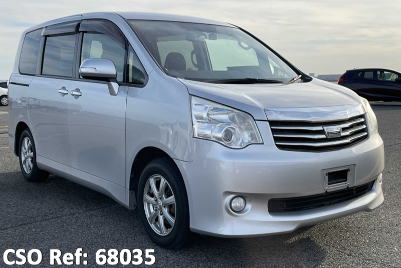 Toyota / Noah 2013
