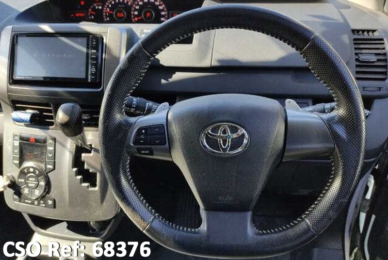 Toyota Voxy 68376
