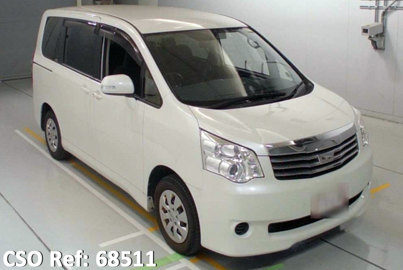 Toyota / Noah 2013